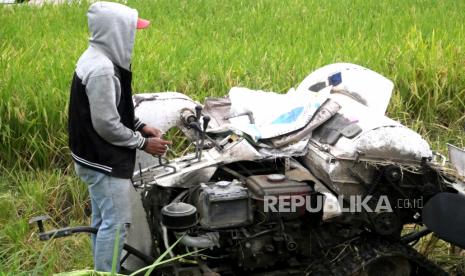 Pekerja memanen padi menggunakan mesin kecil di persawahan Kasongan, Bantul, Yogyakarta, Jumat (2/10). Teknologi pertanian sangat diperlukan oleh petani, untuk meningkatkan produksi pertanian. Seperti mesin yang digunakan untuk memanen padi. Untuk setiap 1.000 meter persegi diperlukan waktu dua jam untuk mesin kecil. Dan petani juga bisa menuewa Rp 300 ribu untuk 1.000 meter persegi sawah.