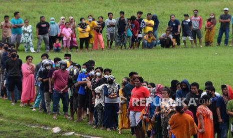 Bolehkah Korban Bencana Menjarah Logistik Bantuan? Pengungsi korban gempa antre untuk mendapatkan bantuan logistik dari TNI AD di Stadion Manakarra, Mamuju, Sulawesi Barat, Ahad (17/1/2021). Berdasarkan data BNPB per 17 Januari pukul 14.00 WIB, jumlah korban meninggal dunia akibat gempa bumi magnitudo 6,2 di Sulawesi Barat telah mencapai 73 orang. 