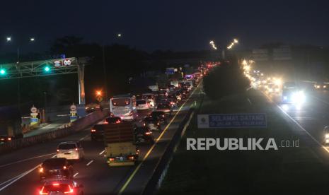 Sejumlah kendaraan pemudik melintas di jalan Tol Cikopo-Palimanan, Jawa Barat, Rabu (27/4/2022). Memasuki H-5 lebaran 2022 arus mudik di jalan Tol Cipali terpantau Ramai. 