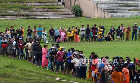 Pengungsi korban gempa antre untuk mendapatkan bantuan logistik dari TNI AD di Stadion Manakarra, Mamuju, Sulawesi Barat, Ahad (17/1/2021). Berdasarkan data BNPB per 17 Januari pukul 14.00 WIB, jumlah korban meninggal dunia akibat gempa bumi magnitudo 6,2 di Sulawesi Barat telah mencapai 73 orang. 