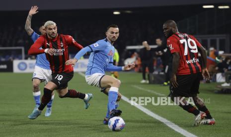 Fabian Ruiz dari Napoli mengontrol bola selama pertandingan sepak bola Serie A antara Napoli dan AC Milan, di stadion Diego Armando Maradona di Naples, Italia, Ahad, 6 Maret 2022.