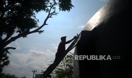 Seniman menggambar mural di Desa Wisata Rumah Domes, Prambanan, Sleman , Yogyakarta, Rabu (15/11/2023). Kegiatan menggambar rumah domes ini dalam rangka Pekan Budaya Difabel (PBD) 2023 dengan tema Obah Mamah Mingset Greget. Berbagai macam tema mural akan digarap oleh seniman yang lolos kurasi. Waktu menggambar rumah berbentuk bulat peninggalan gempa 2006 ini dilakukan hingga Ahad (19/11/2023) mendatang. Lebih dari 10 rumah domes yang nanti akan di mural oleh seniman yang berbeda.