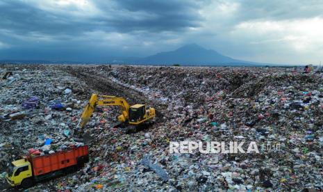 Foto udara alat berat memindahkan sampah dari truk di Tempat Pembuangan Akhir (TPA) Sampah Griyo Mulyo Jabon, Sidoarjo, Jawa Timur, Jumat (3/1/2025). 