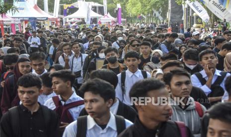 Sejumlah calon pelamar kerja antre saat melamar pekerjaan pada Ciamis Job Fair di Komplek Islamic Centre Kabupaten Ciamis, Jawa Barat, Selasa (30/5/2023). 