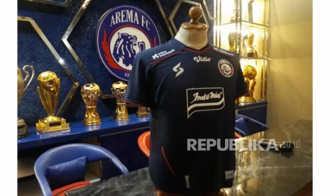 Arema FC merilis desain jersey baru untuk kompetisi BRI Liga 1 2023-2024 di Kantor Arema FC, Kota Malang, Jawa Timur, Sabtu (1/7/2023). 