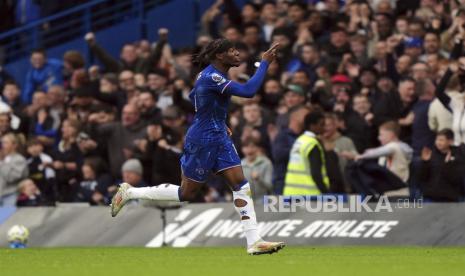 Pemain Chelsea Noni Madueke melakukan selebrasi seusai mencetak gol ke gawang Nottingham Forest dalam pertandingan sepak bola Liga Premier Inggris di Stamford Bridge, London, Ahad (6/10/2024).