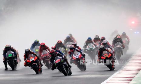 Pembalap MotoGP beraksi di awal Grand Prix Sepeda Motor Indonesia di sirkuit jalan Internasional Pertamina Mandalika di Lombok, Indonesia, 20 Maret 2022.