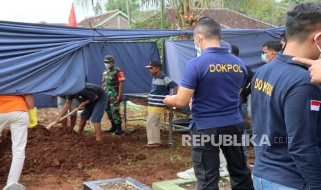 Polres Boyolali membongkar makam anak, yang diduga dianiaya hingga meninggal oleh ayah tirinya, untuk proses autopsii, Sabtu (27/1/2024).