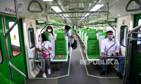 Penumpang Kereta Api Bandara Yogyakarta International Airport (YIA) di Stasiun Kereta Api Bandara YIA, Kulonprogo, Yogyakarta (ilustrasi). PT Railink mendapatkan penugasan dari PT Kereta Api Indonesia (Persero) atau KAI untuk mengelola sistem pembelian tiket dan layanan penumpang KA Bandara YIA.