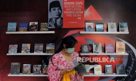 Warga membaca buku saat mengunjungi beranda pustaka (bursa buku) dalam Festival Seni Bali Jani (FSBJ) II di Taman Budaya Bali, Denpasar, Bali, Ahad (1/11/2020). Dengan adanya platform digital, penulis dan pembaca bisa saling berinteraksi.