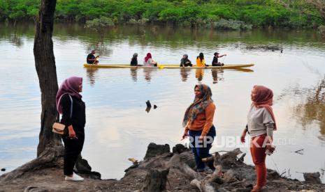 Wisatawan berada di kawasan wisata alam Danau Tangkas, Desa Tanjung Lanjut, Sekernan, Muarojambi, Jambi, Minggu (28/6/2020). Kawasan wisata seluas 400 hektare yang dikembangkan menggunakan dana desa dan penyertaan modal Badan Usaha Milik Desa (BUMDes) tersebut mulai ramai dikunjungi wisatawan dari sejumlah daerah di provinsi itu dengan pengetatan pemeriksaan sesuai protokol kesehatan di pintu masuk. ANTARA FOTO/Wahdi Septiawan/aww.