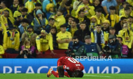 Pemain Liverpool Sadio Mane melakukan selebrasi setelah mencetak gol 2-0 pada pertandingan sepak bola leg pertama semifinal Liga Champions UEFA antara Liverpool FC dan Villarreal CF di Liverpool, Inggris, 27 April 2022. Mane Ungkap Cara Liverpool Bantu Pemain Muslim yang Berpuasa