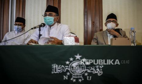 Ketua Umum PBNU Yahya Cholil Staquf bersama Rais Aam PBNU KH. Miftachul Akhyar mengumumkan daftar pengurus PBNU periode 2022-2027 di Jakarta, Rabu (12/1). PBNU mengumumkan 47 nama pengurus PBNU masa khidmat 2022-2027, yang diharapkan dapat menjangkau seluruh kepentingan konstituen PBNU serta mencerminakan realitas multipolar yang ada di Indonesia, baik dari segi kedaerahan dari perspektif gender. Republika/Putra M. Akbar