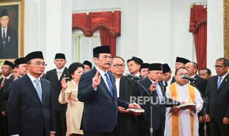 Penasihat Khusus Presiden bidang Digitalisasi dan Pemerintahan Luhut Binsar Pandjaitan (tengah) bersama Penasihat Khusus Presiden bidang Haji Muhadjir Effendy (kiri).