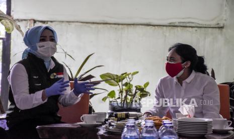 Menteri Pemberdayaan Perempuan dan Perlindungan Anak (PPPA) Bintang Puspayoga (kanan) berbincang dengan istri Gubernur Jawa Barat Atalia Praratya (kiri).