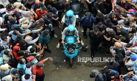 Cawpres nomor ururt 2 Gibran Rakabuming Raka didampingi istrinya Selvi Ananda mengendarai sepeda motor listrik tiba di Stadion Utama Gelora Bung Karno (SUGBK), Jakarta Pusat, Sabtu (10/2/2024). 