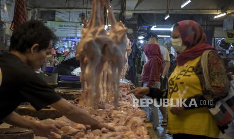 Pedagang daging ayam melayani pembeli di salah satu lapak di Pasar Kosambi, Kota Bandung, Jawa Barat, Kamis (6/7/2023). 