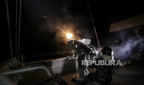 Prajurit TNI AL melakukan latihan tempur anti udara dari atas KRI I Gusti Ngurah Rai di perairan Natuna, Kepulauan Riau, Kamis (8/4/2021). TNI Angkatan Laut (AL) melaksanakan latihan operasi laut gabungan untuk menguji kesiapsiagaan peralatan tempur atau Alutsista di lapangan. 