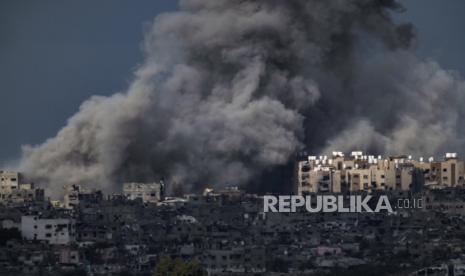 Asap membubung ke langit menyusul ledakan di Jalur Gaza, terlihat dari Israel selatan, Jumat, 8 Maret 2024.