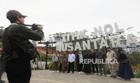 Pengunjung berfoto saat wisata di Titik Nol Ibu Kota Negara (IKN) Nusantara, Penajam Paser Utara, Kalimantan Timur, Kamis (7/12/2023). Kementerian PUPR mencatat progres pembangunan infrastruktur fisik di IKN Nusantara telah mencapai 60,3 persen.