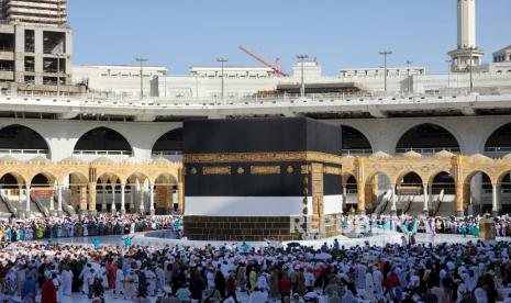 Umat Muslim melakukan Tawaf Perpisahan di sekitar Kabah di Masjidil Haram di Mekkah, Arab Saudi, 11 Juli 2022. Jemaah haji yang mengakhiri hari kedua Tashreeq, tinggal dua hingga tiga hari di lembah Mina, akan berangkat area Jamarat dan menuju ke Mekah untuk Tawaf Perpisahan. Otoritas Umum Saudi untuk Statistik mengumumkan bahwa total 899.353 jemaah melakukan ritual haji tahun ini termasuk 779.919 jemaah dari luar negeri, pada tahun pertama Kerajaan mengizinkan jemaah haji luar negeri sejak pembatasan pada tahun 2020 sebagai bagian dari upaya untuk mengekang penyebaran virus corona. Petugas Seksus Masjidil Haram Ditambah untuk Layani Tawaf Ifadah