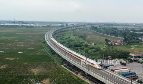 Rangkaian Electric Multiple Unit (EMU) menjalani uji operasional Kereta Cepat Jakarta-Bandung di Tegalluar, Kabupaten Bandung, Jawa Barat, Rabu (16/11/2022). PT Kereta Cepat Indonesia China (KCIC) memastikan telah berkolaborasi dengan berbagai pihak dalam menyediakan akses-akses terbaik menuju Stasiun Kereta Cepat Jakarta Bandung di Halim, Jakarta Timur. 