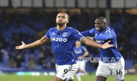  Ancaman untuk MU, Dominic Calvert-Lewin (kiri) Everton merayakannya bersama Abdoulaye Doucoure (kanan).