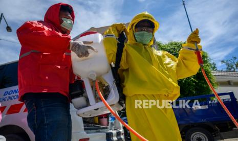 Relawan Palang Merah Indonesia (PMI) mempersiapkan penyemprotkan cairan disinfektan di Kantor DPRD Kota Palu, Sulawesi Tengah, Selasa (31/3/2020). Penyemprotan itu untuk mencegah penularan virus Corona menyusul telah ditetapkannya salah seorang anggota DPRD Provinsi Sulteng positif tertular COVID-19