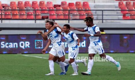 Pesepak bola PSIS Semarang Alfeandra Dewangga (kiri) bersama rekannya berselebrasi usai mencetak gol ke gawang Arema FC pada pertandingan BRI Liga 1 di Stadion Kapten I Wayan Dipta, Gianyar, Bali, Senin (5/2/2024). PSIS Semarang mengalahkan tuan rumah Arema FC dengan skor 4-1. 