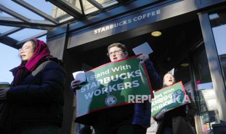 Pekerja Starbucks turut serta dalam aksi protes Starbucks Workers United saat Red Cup Day, Kamis (16/11/2023) di Pike Place Market, Seattle. 