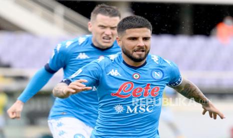 Penyerang Napoli Lorenzo Insigne melakukan selebrasi setelah mencetak gol selama pertandingan sepak bola Serie A Italia antara ACF Fiorentina dan SSC Napoli di stadion Artemio Franchi di Florence, Italia, 16 Mei 2021