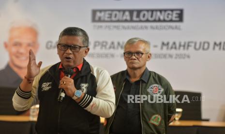 Sekretaris TPN Ganjar-Mahfud Hasto Kristiyanto didampingi Ketua Tim Penjadwalan TPN Ganjar-Mahfud Aria Bima memberikan keterangan terkait persiapan kampanye akbar pasalon Ganjar-Mahfud di Media Lounge TPN, Jakarta, Selasa (30/1/2024). Pasangan Ganjar Pranowo - Mahfud Md akan menggelar kampanye akbar dalam bentuk konser Salam Metal di Stadion Utama Gelora Bung Karno (SUGBK) pada Sabtu (3/2/2024). Konser Salam Metal digagas atas buah hasil keinginan atau kehendak rakyat. Hal ini selaras dengan tema dari kampanye akbar pasangan calon nomor urut tiga, Ganjar-Mahfud yaitu Hajatan Rakyat.