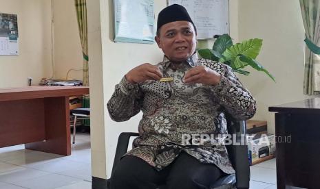  Kemenag Indramayu akan meminta klarifikasi Al Zaytun sholal cara sholat Idul Fitri. Foto:  Kasubag TU Kemenag Kabupaten Indramayu, Aan Fathul Anwar, saat menanggapi tentang sholat Idul fitri di Ponpes Al Zaytun.