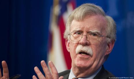 Donald Trump Coba Hentikan Penerbitan Buku John Bolton