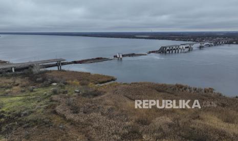 Pemandangan umum Jembatan Antonivsky yang rusak di Kherson, Ukraina, Ahad, 27 November 2022. Juru bicara Kremlin Dmitry Peskov mengatakan, negosiasi antara Rusia dan Ukraina hanya bisa dimulai jika Kiev menunjukkan kemauan politik untuk membahas tuntutan Moskow. 