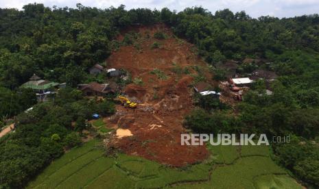 Foto udara suasana pencarian korban tanah longsor  di Ngetos, Nganjuk, Jawa Timur (ilustrasi)