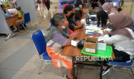 Buruh gendong Pasar Beringharjo  menjalani pemeriksaan gigi gratis dalam rangka Bulan Kesehatan Gigi Nasional 2022 di RSGM UGM Prof Soedomo, Yogyakarta, Rabu (19/10/2022). Pada hari pertama sebanyak 15 buruh gendong Pasar Beringharjo mengikuti pemeriksaan dan perawatan gigi gratis. Selain itu, untuk warga Yogyakarta diberikan 300 pelayanan perawatan gigi gratis selama tiga hari.