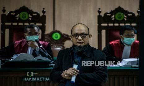 Penyidik KPK Novel Baswedan (tengah) selaku korban menjadi saksi dalam sidang lanjutan kasus penyiraman air keras terhadap dirinya dengan terdakwa Ronny Bugis dan Rahmat Kadir Mahulette di Pengadilan Negeri Jakarta Utara, Jakarta, Kamis (30/4/2020). Sidang tersebut beragenda mendengarkan keterangan saksi