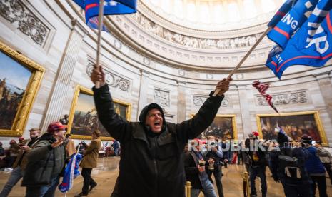 Pendukung Presiden AS Donald J. Trump di Capitol Rotunda setelah melanggar keamanan Capitol di Washington, DC, AS, 06 Januari 2021. Para pengunjuk rasa memasuki Capitol AS tempat sertifikasi pemungutan suara Electoral College untuk Presiden terpilih Joe Biden berlangsung. 