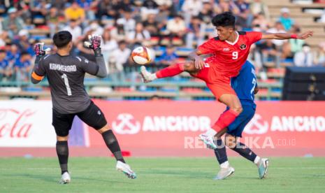 Pesepak bola Timnas Indonesia Ramadhan Sananta (kanan) menendang bola dibayangi penjaga gawang Timnas Filipina Quincy Julian Kammerad (kiri) saat pertandingan perdana Grup A Sepak Bola SEA Games 2023 di National Olympic Stadium, Phnom Penh, Kamboja, Sabtu (29/4/2023). Timnas Indonesia menang atas Timnas Filipina dengan skor 3-0. 