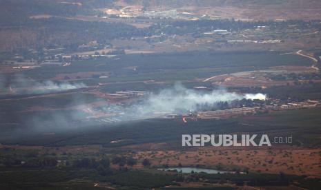 Asap mengepul akibat rudal yang ditembakkan dari Lebanon selatan, di Kiryat Shmona, Israel utara, Sabtu (13/7/2024). Militer Israel menyatakan bahwa pada 13 Juli telah mengidentifikasi ada sekitar 15 peluncuran rudal yang melintasi dari Lebanon ke Israel utara. Akibat jatuhnya pecahan peluru dari pencegat rudal, empat tentara Israel terluka - satu luka parah, satu luka sedang, dan dua lainnya luka ringan.