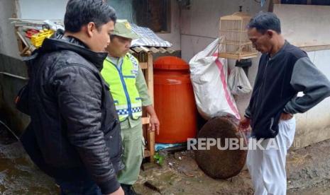 Polisi memeriksa TKP penemuan bayi di Desa Lengkongjaya, Kecamatan Cigalontang, Kabupaten Tasikmalaya, Rabu (15/11/2023). 