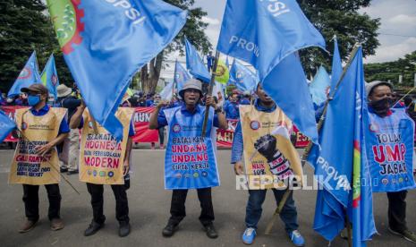 Pengunjukrasa yang tergabung dalam Aliansi Buruh Jawa Barat melakukan unjuk rasa di depan Gedung Sate, Bandung, Jawa Barat, Kamis (25/11/2021). Mereka meminta Gubernur Provinsi Jawa Barat untuk menyesuaikan penetapan UMK tidak berdasarkan PP/36 2021 sehingga di Jawa Barat upah buruh menjadi layak. 