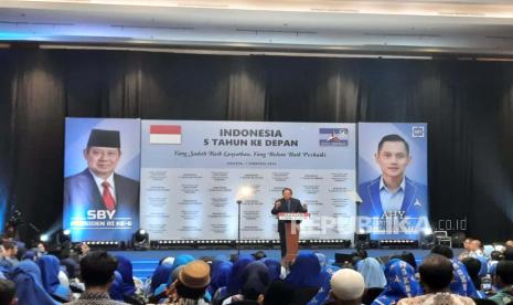 Presiden RI ke-6 sekaligus Ketua Majelis Tinggi Partai Demokrat Susilo Bambang Yudhoyono (SBY) saat menyampaikan pidato politiknya di Avenzel Hotel, Kota Bekasi, Jawa Barat, Rabu (7/2/2024).