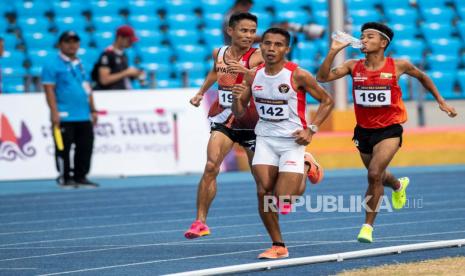 Pelari putra Indonesia Rikki Marthin Luther Simbolon (kedua kanan) memacu kecepatan pada final lari 10.000 meter putra SEA Games 2023 di Stadion Morodok Techo National Stadium, Kamboja, Kamis (11/5/2023). Rikki Marthin Luther Simbolon berhasil meraih medali emas dengan catatan waktu 31 menit 08 detik. 