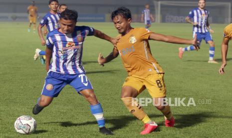 Pesepak bola Bhayangkara FC Hargianto (kanan) membayangi pesepak bola Persiraja Banda Aceh Defri Rizky (kiri) saat menggiring bola dalam pertandingan putaran pertama BRI Liga 1 2021/2022,  di Stadion Indomilk Sport Centre, Tangerang, Banten, Minggu (29/8/2021). Dalam pertandingan tersebut Bhayangkara FC berhasil mengalahkan lawannya Persiraja Banda Aceh dengan skor 2-1. 