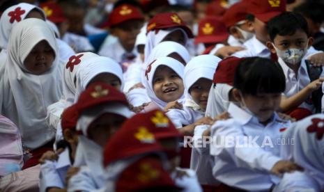 Sejumlah siswa mendengarkan intruksi  guru, (ilustrasi). Kemendikbudristek dukung pendidikan berkelanjutan. (ilustrasi).