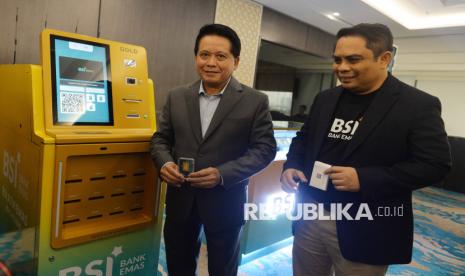 Direktur Utama BSI Hery Gunardi (kiri) didampingi Direktur Sales dan Distribution Anton Sukarna (kedua kiri) mencoba ATM Emas saat meninjau kesiapan Bank Emas BSI di Gedung BSI, Jakarta, Rabu (5/3/2025). BSI memperkuat komitmen untuk menjadikan ekonomi syariah sebagai salah satu pendorong utama pertumbuhan ekonomi nasional, setelah perseroan resmi ditunjuk sebagai salah satu pengelola bisnis bank emas atau bullion bank pertama di Indonesia.