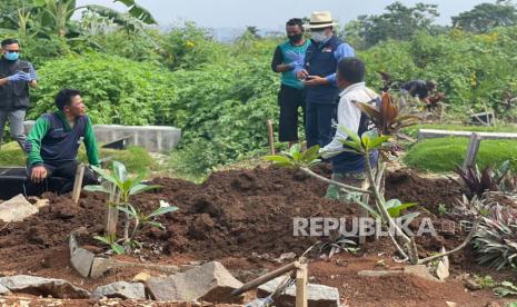 Gubernur Jawa Barat Ridwan Kamil berbincang dengan petugas pemakaman saat meninjau tempat pemakaman umum (TPU) khusus Covid-19 Cikadut, Kota Bandung, Jumat (25/6).