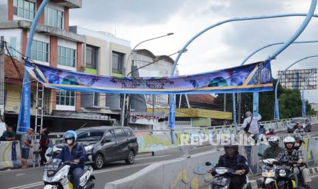 Para petugas memasang tulisan Flyover Jaksa Agung R Soeprapto saat peresmian nama Flyover Pelangi menjadi R Soeprapto di perempatan Jalan Jakarta, dan Jalan Ibrahim Adjie, Kota Bandung, Rabu (16/11/2022). Alasan pergantian nama salah satunya agar masyarakat bisa lebih mengenal dan terinspirasi jasa salah satu pahlawan Kejaksaan RI yaitu Jaksa Agung R Soeprapto atas perjuangan dan dedikasinya.